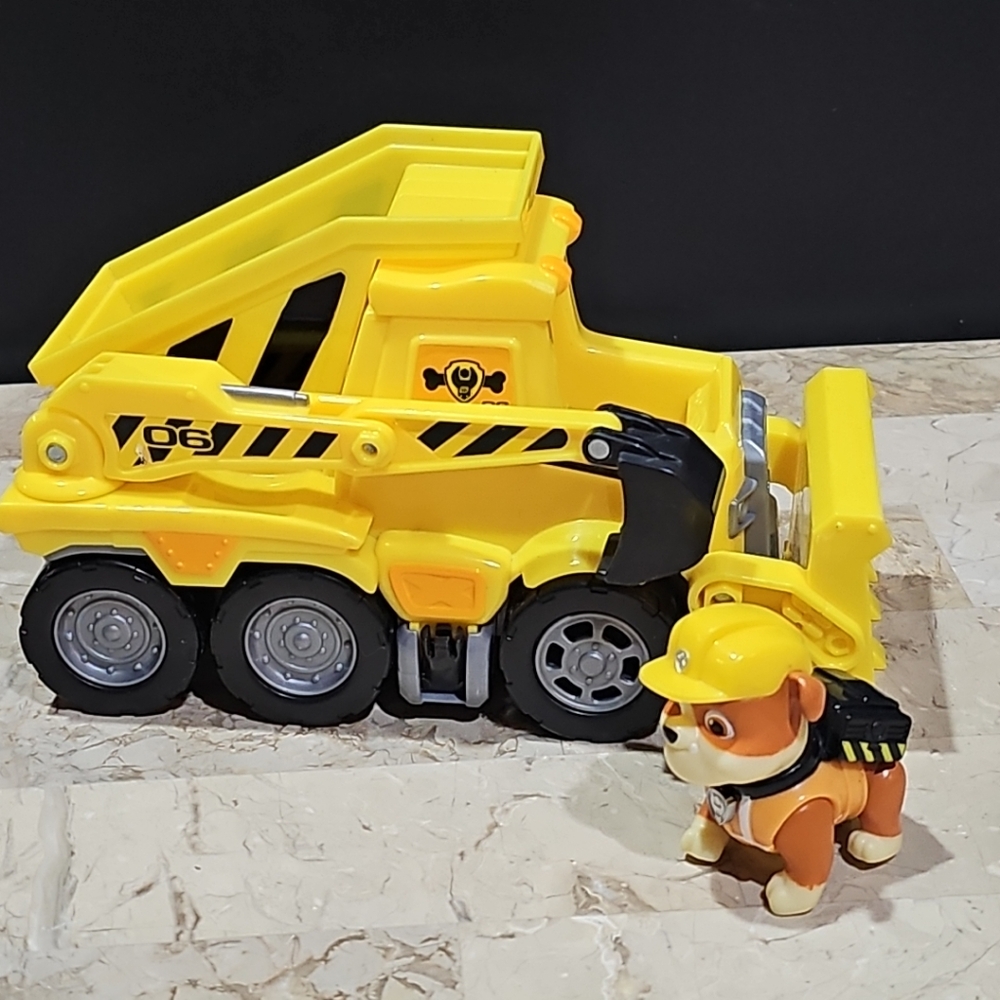 Paw Patrol Rubbleโ Ultimate Rescue Bulldozer w/ Moving Scoop and Lift-up Toy